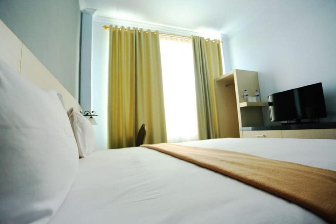 Urbanview Hotel Mulia Indah Palopo מראה חיצוני תמונה