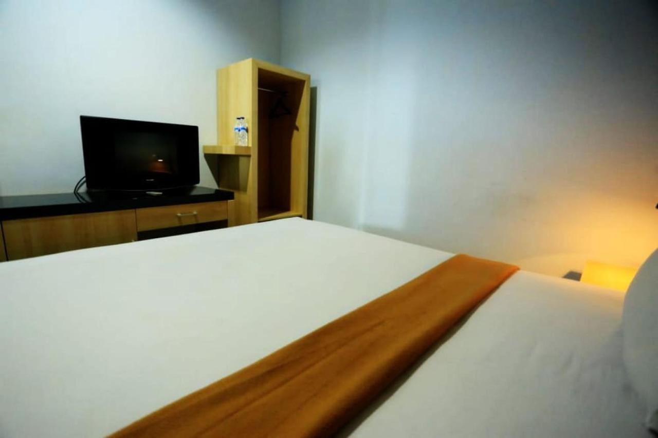 Urbanview Hotel Mulia Indah Palopo מראה חיצוני תמונה