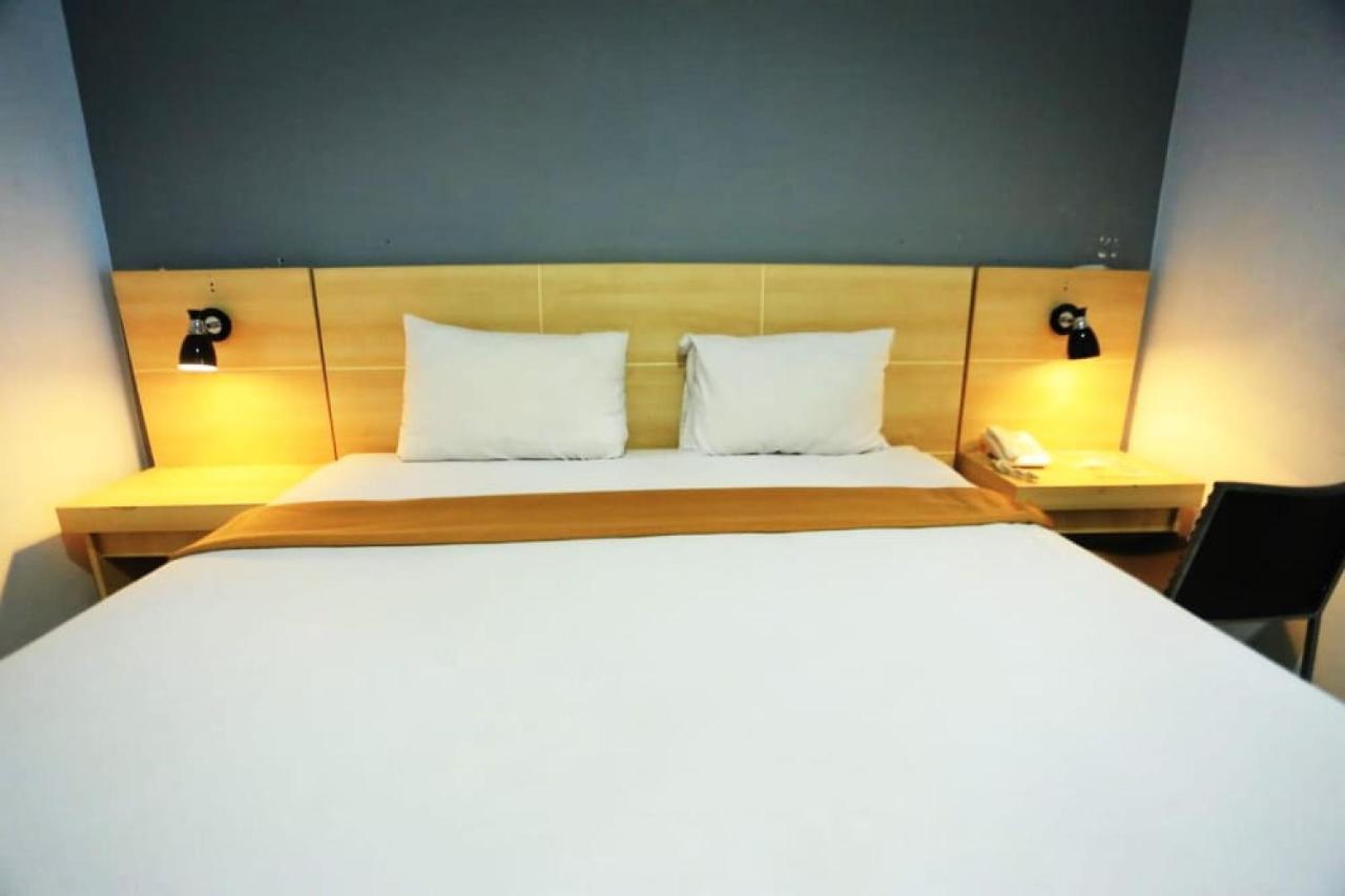 Urbanview Hotel Mulia Indah Palopo מראה חיצוני תמונה