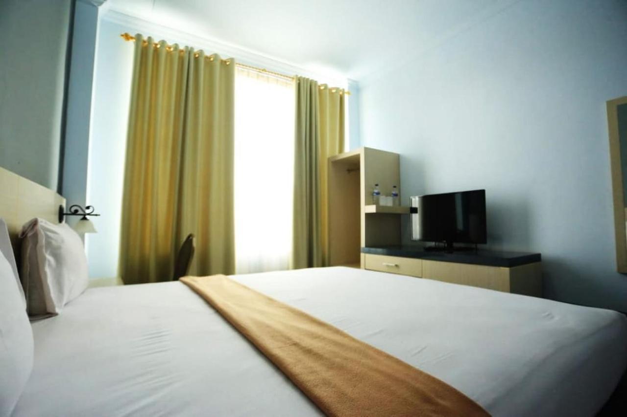 Urbanview Hotel Mulia Indah Palopo מראה חיצוני תמונה