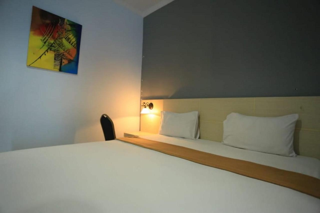 Urbanview Hotel Mulia Indah Palopo מראה חיצוני תמונה