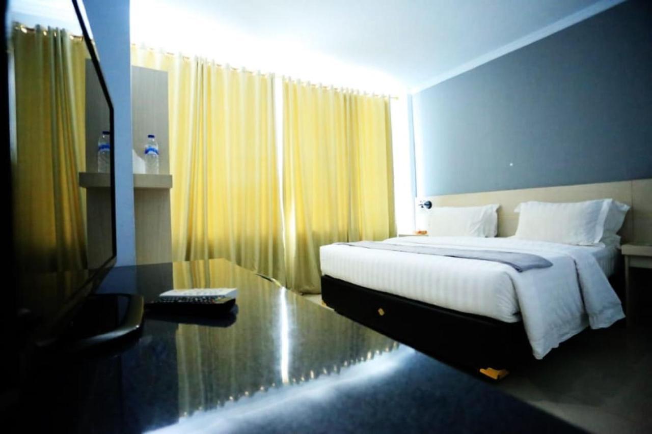 Urbanview Hotel Mulia Indah Palopo מראה חיצוני תמונה