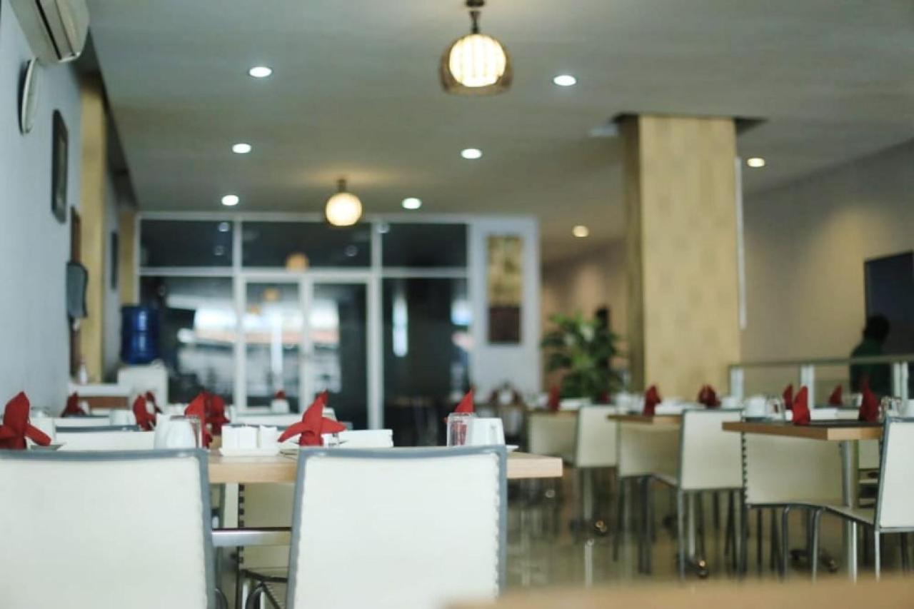 Urbanview Hotel Mulia Indah Palopo מראה חיצוני תמונה